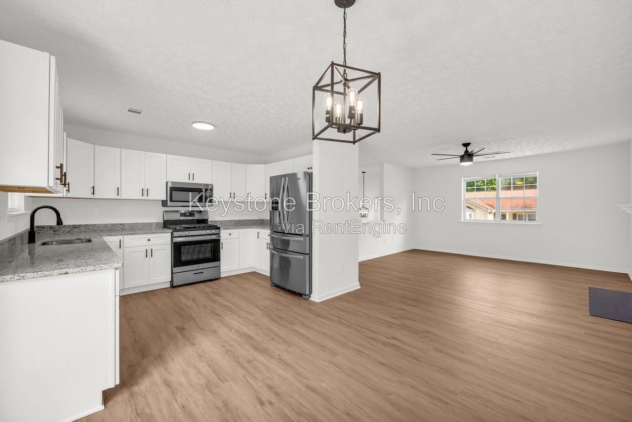 1645 Cobbs Creek Ln - Photo 4 of 10