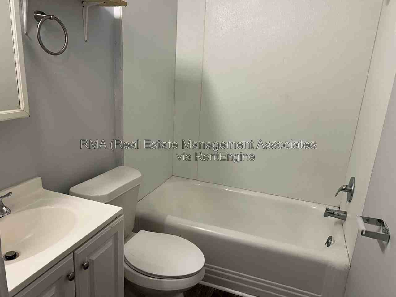 631 W Poplar St #B - Photo 3 of 6