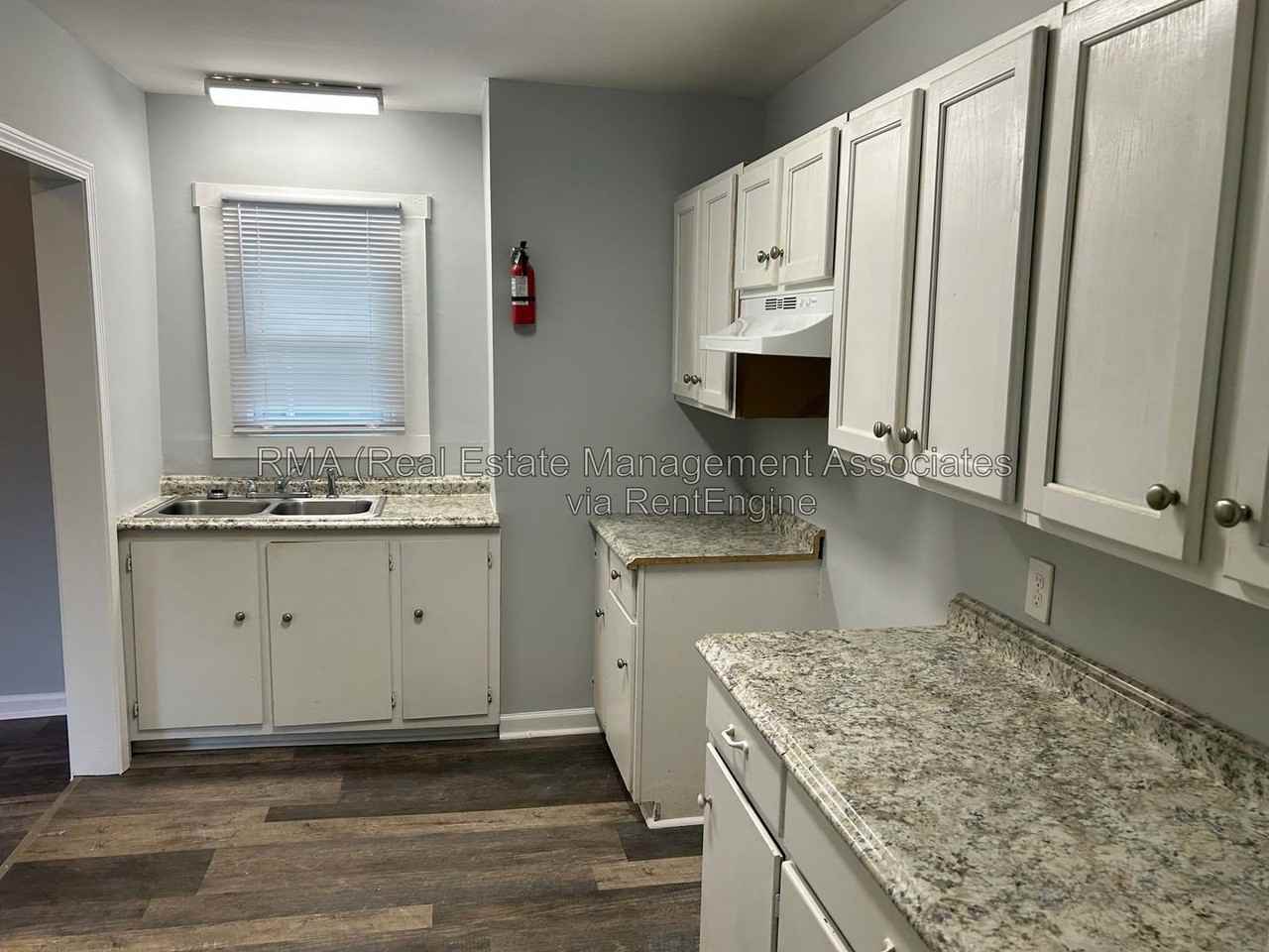 631 W Poplar St #B - Photo 5 of 6