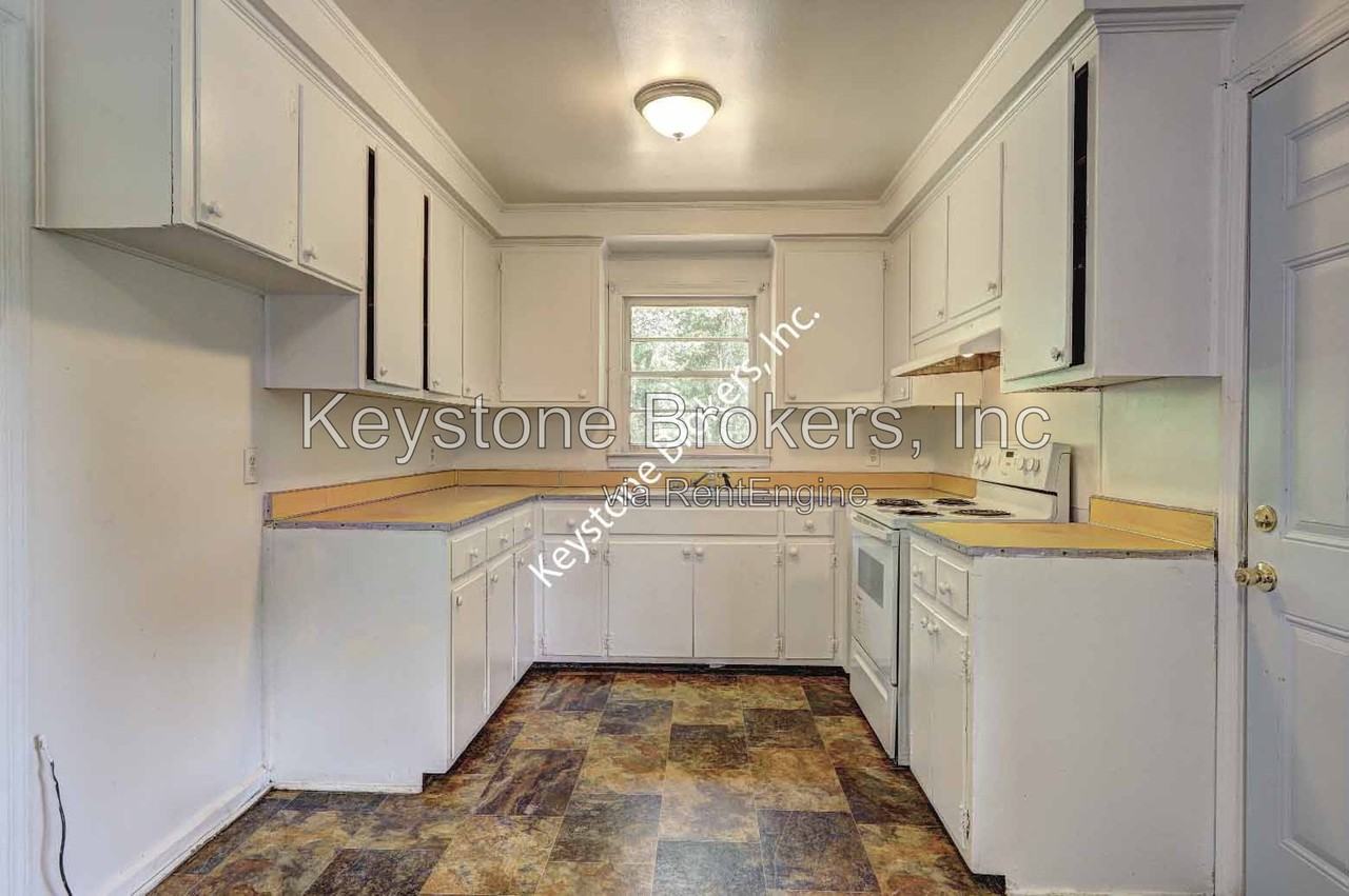 2634 Tredway Dr - Photo 5 of 9