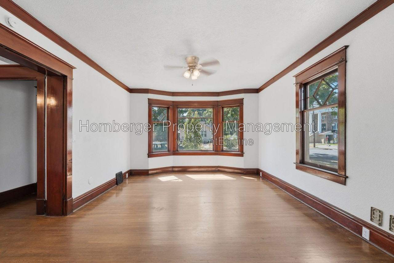 1128 W Spofford Ave - Photo 3 of 39