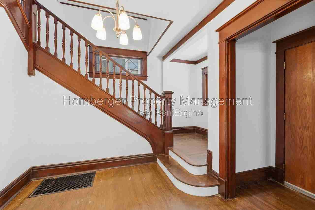 1128 W Spofford Ave - Photo 5 of 39