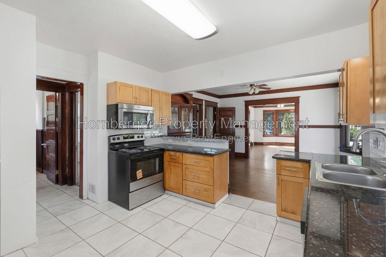 1128 W Spofford Ave - Photo 6 of 39