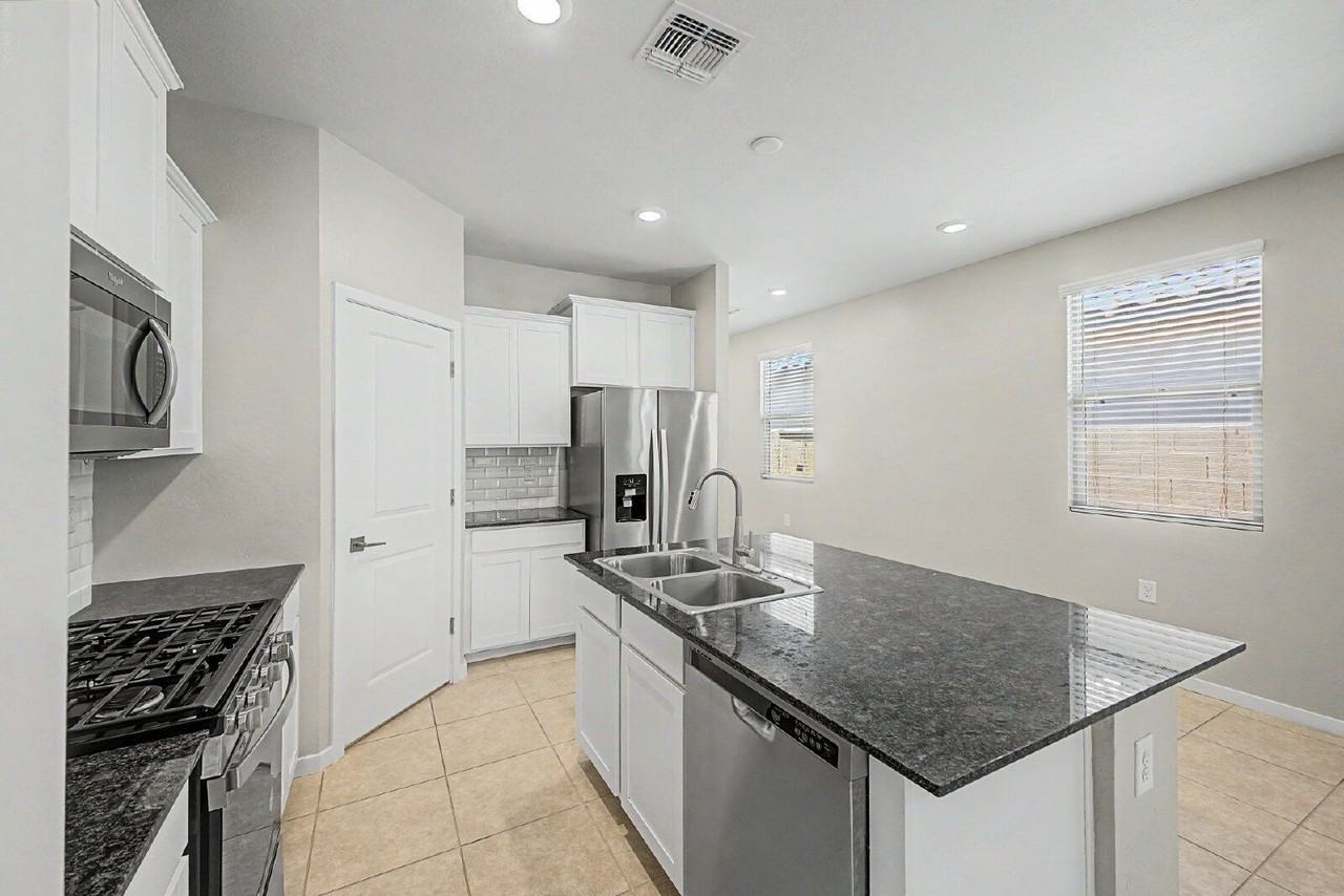 14155 W Georgia Dr - Photo 4 of 31