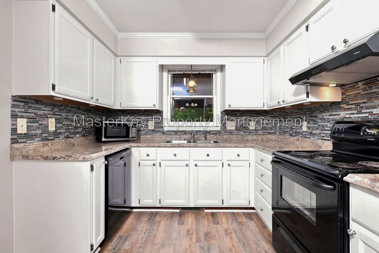 5017 Walton Hill Rd - Photo 4 of 31
