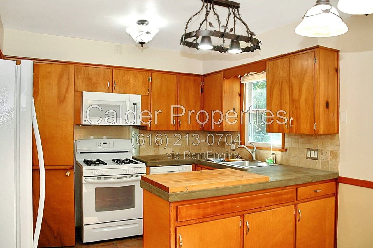 1317 Herrick Ave Ne - Photo 3 of 21
