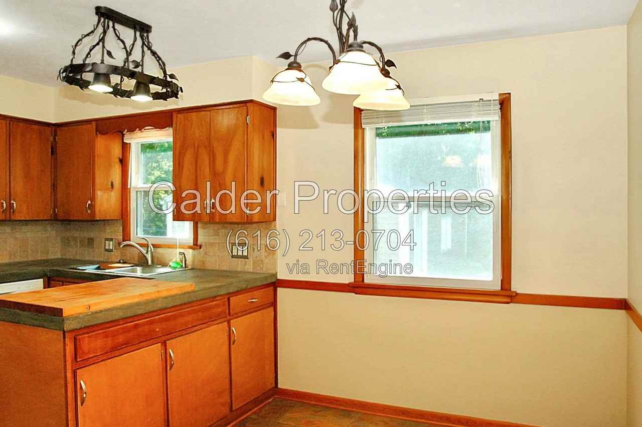1317 Herrick Ave Ne - Photo 4 of 21