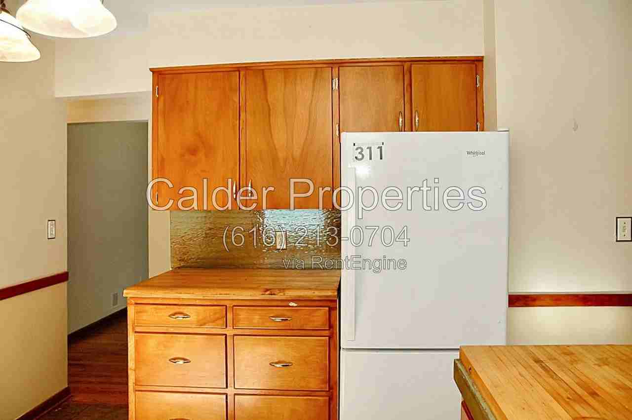 1317 Herrick Ave Ne - Photo 5 of 21