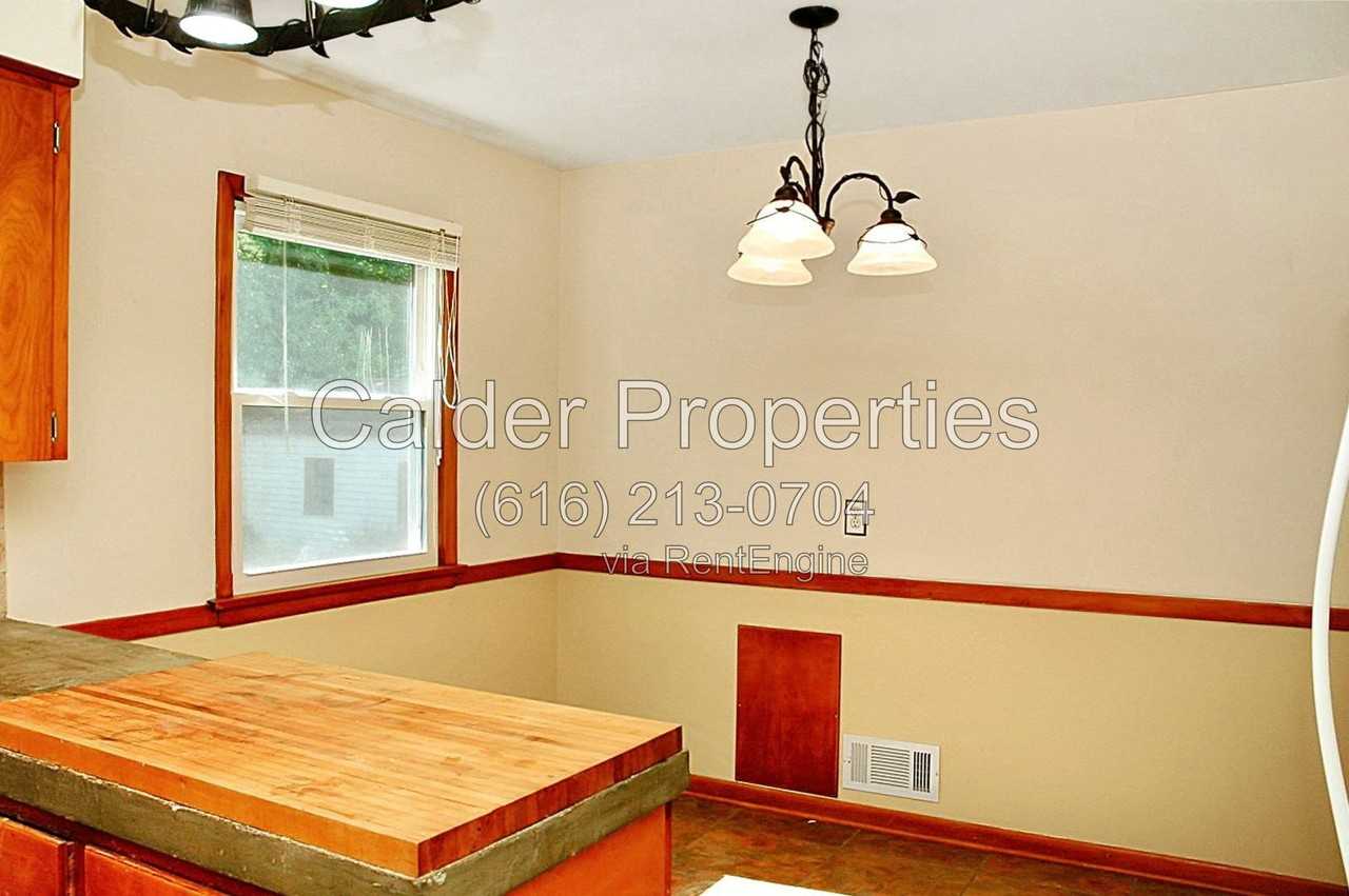 1317 Herrick Ave Ne - Photo 6 of 21