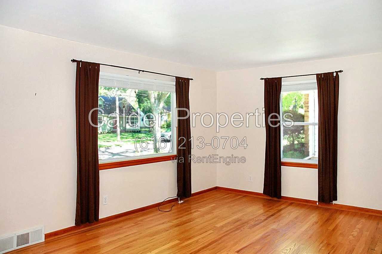 1317 Herrick Ave Ne - Photo 7 of 21