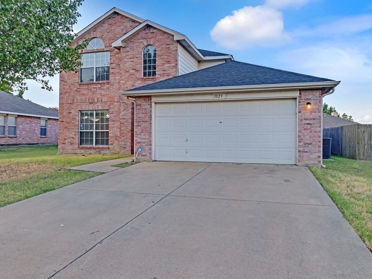 1029 Magnolia Ln - Photo 2 of 21