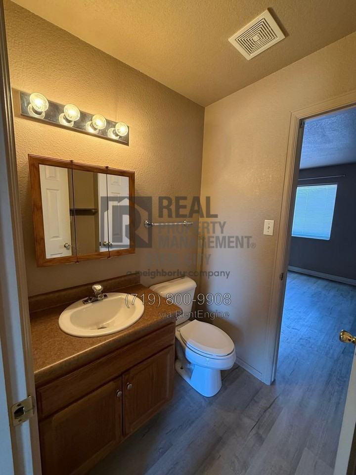 996 S Palomar Dr - Photo 4 of 16