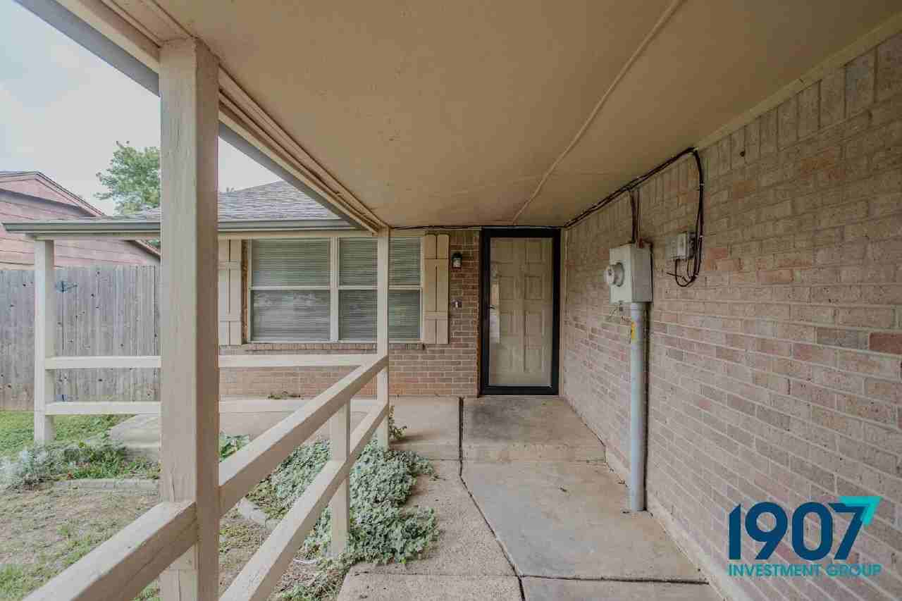 8604 S Brookline Ave - Photo 4 of 26