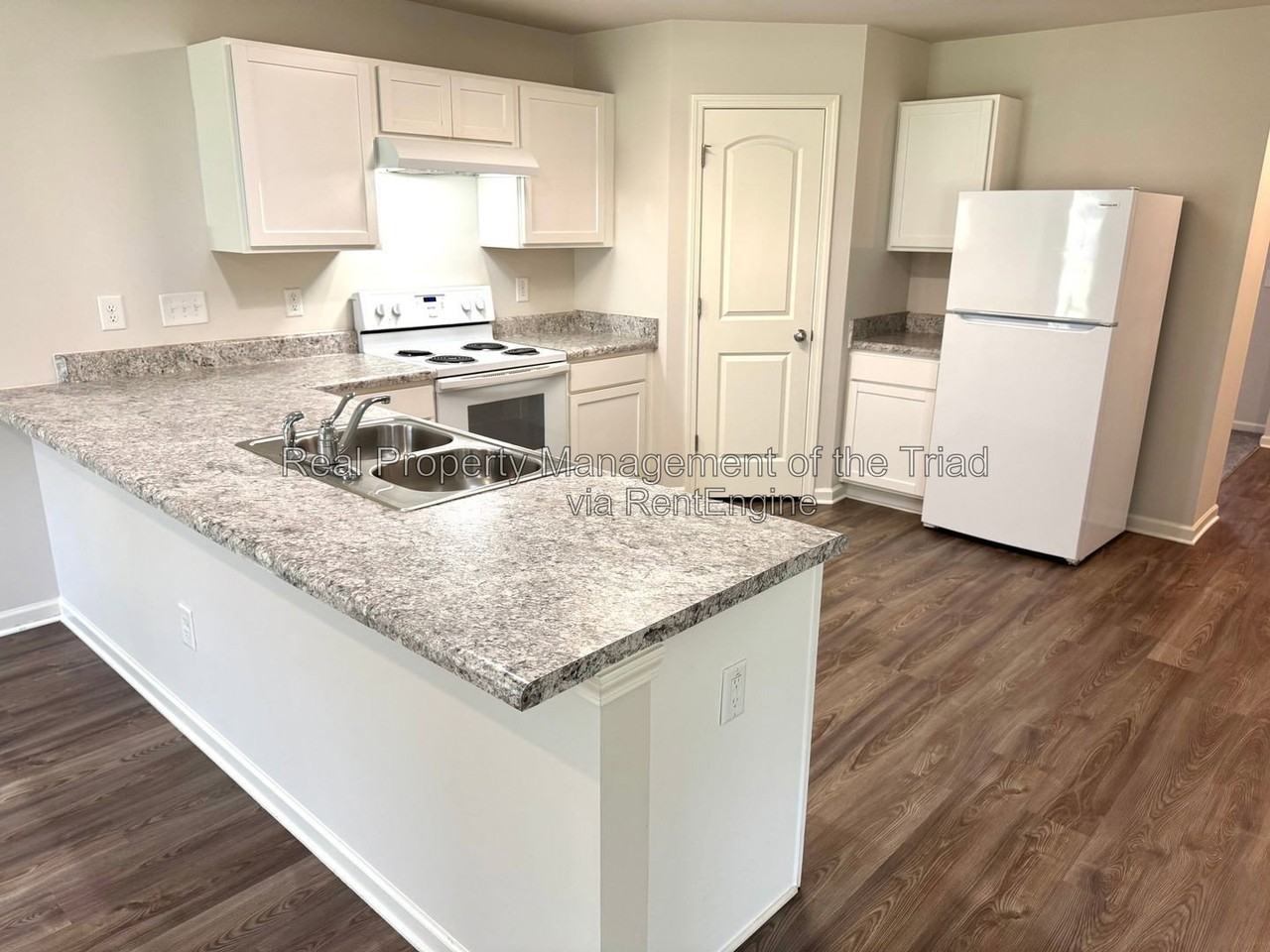 4104 Devonwood Ct - Photo 4 of 20
