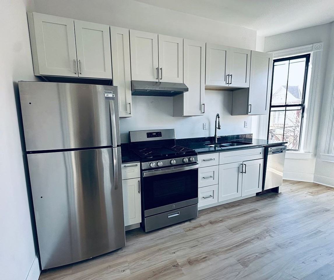 323 Park Ave - Photo 2 of 6