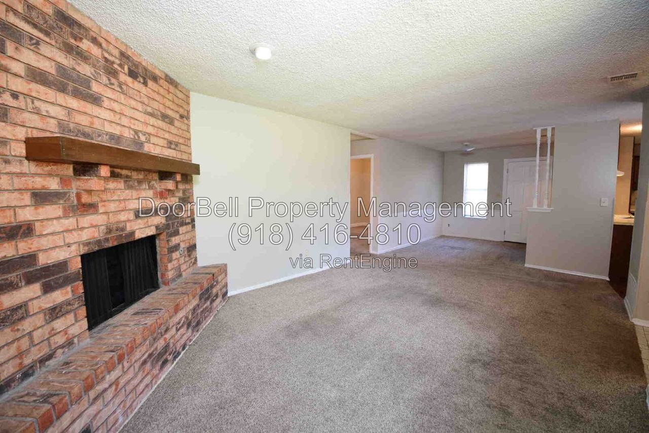 740 W Commercial St - Photo 4 of 21