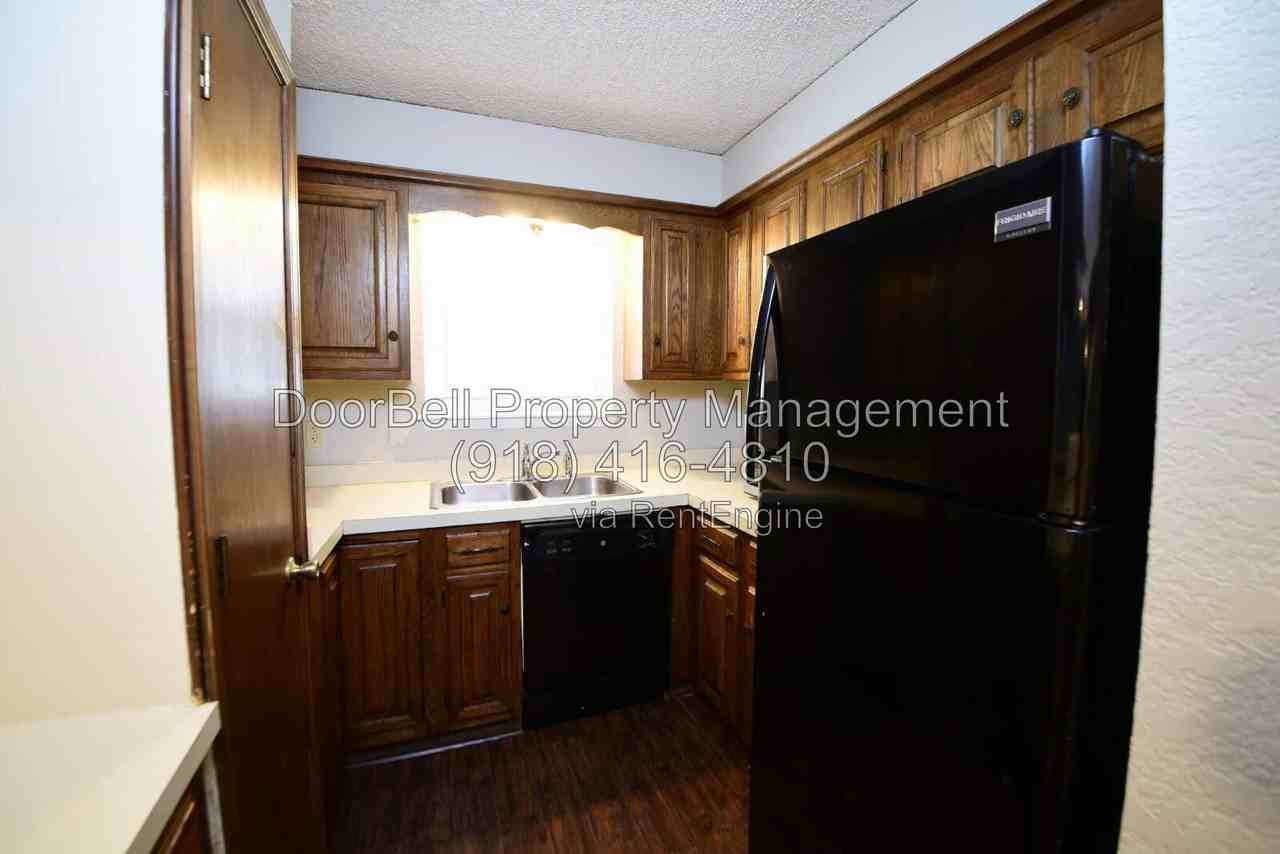 740 W Commercial St - Photo 7 of 21