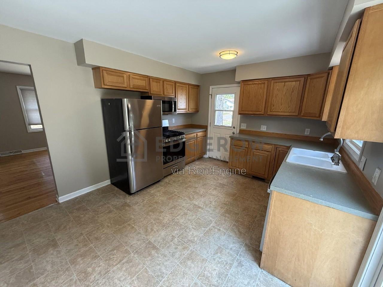 1240 Emerald Ave Ne - Photo 5 of 19