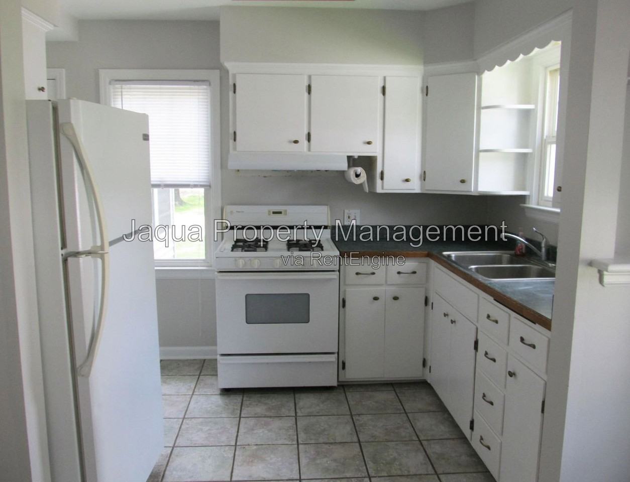 1324 Waverly Dr - Photo 2 of 13
