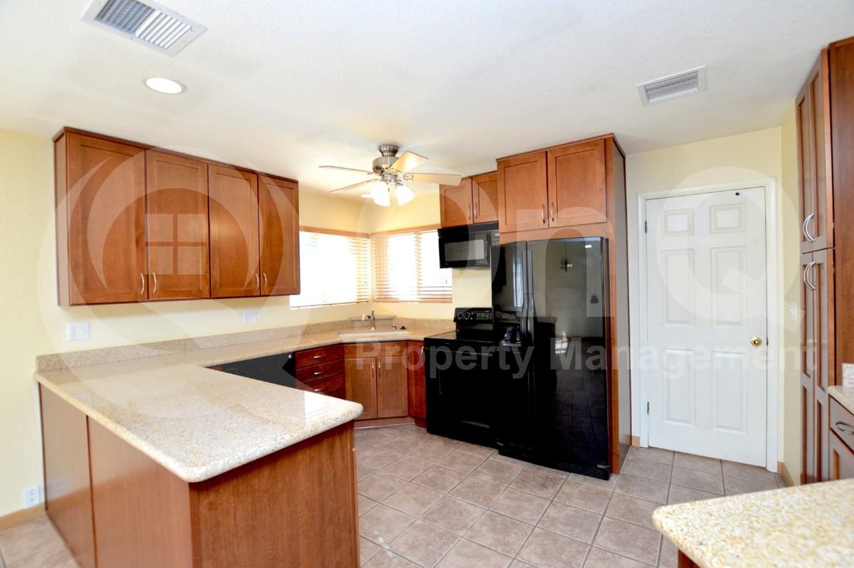 5019 E Laurel Ln - Photo 3 of 24