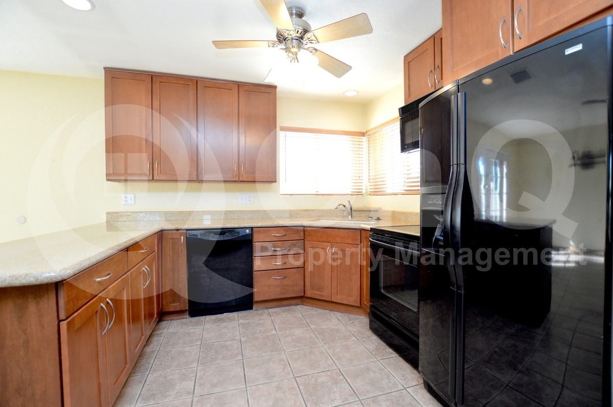 5019 E Laurel Ln - Photo 4 of 24