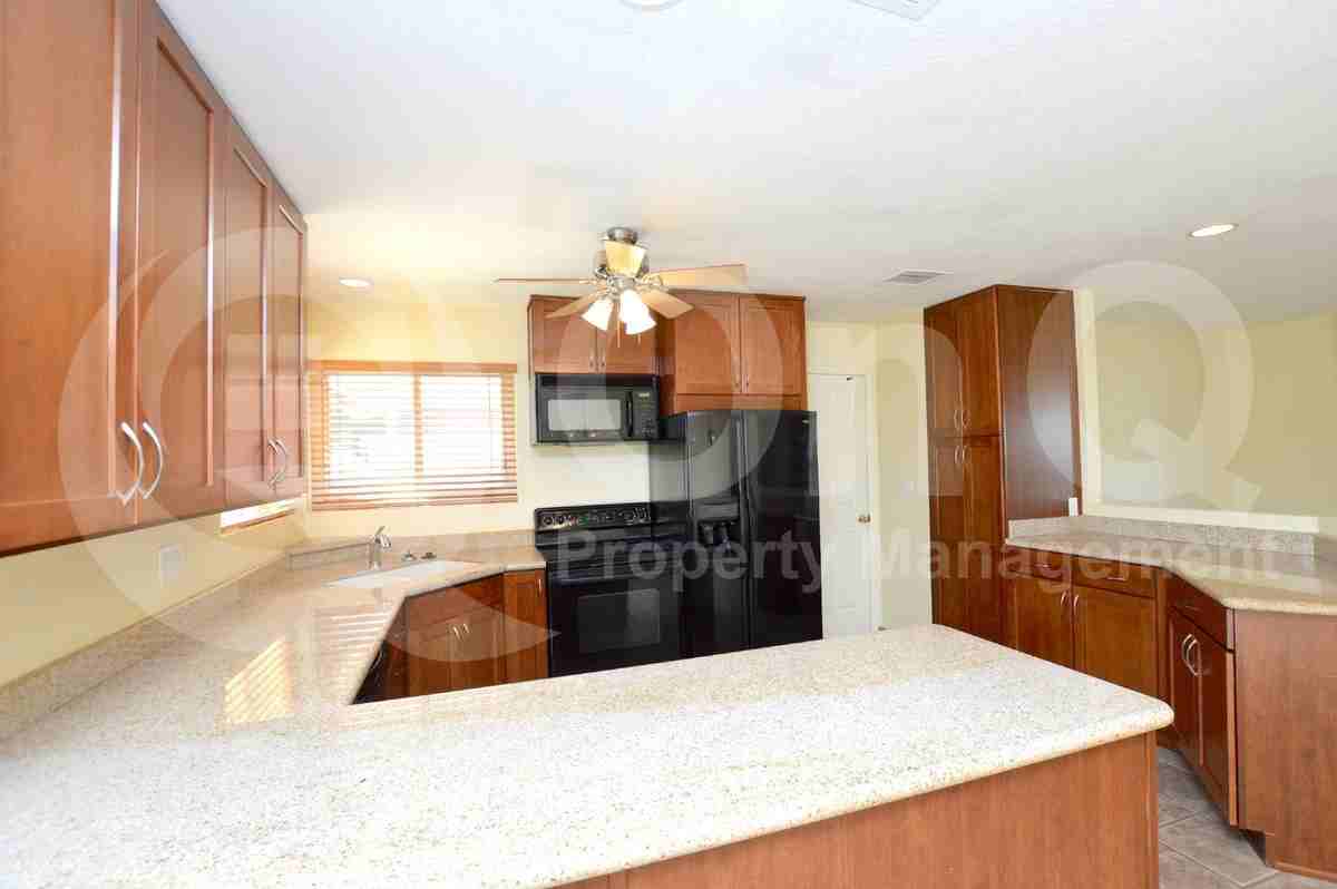 5019 E Laurel Ln - Photo 6 of 24