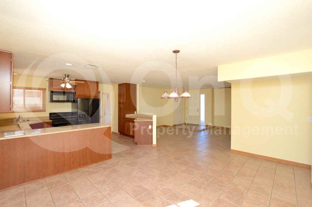 5019 E Laurel Ln - Photo 7 of 24