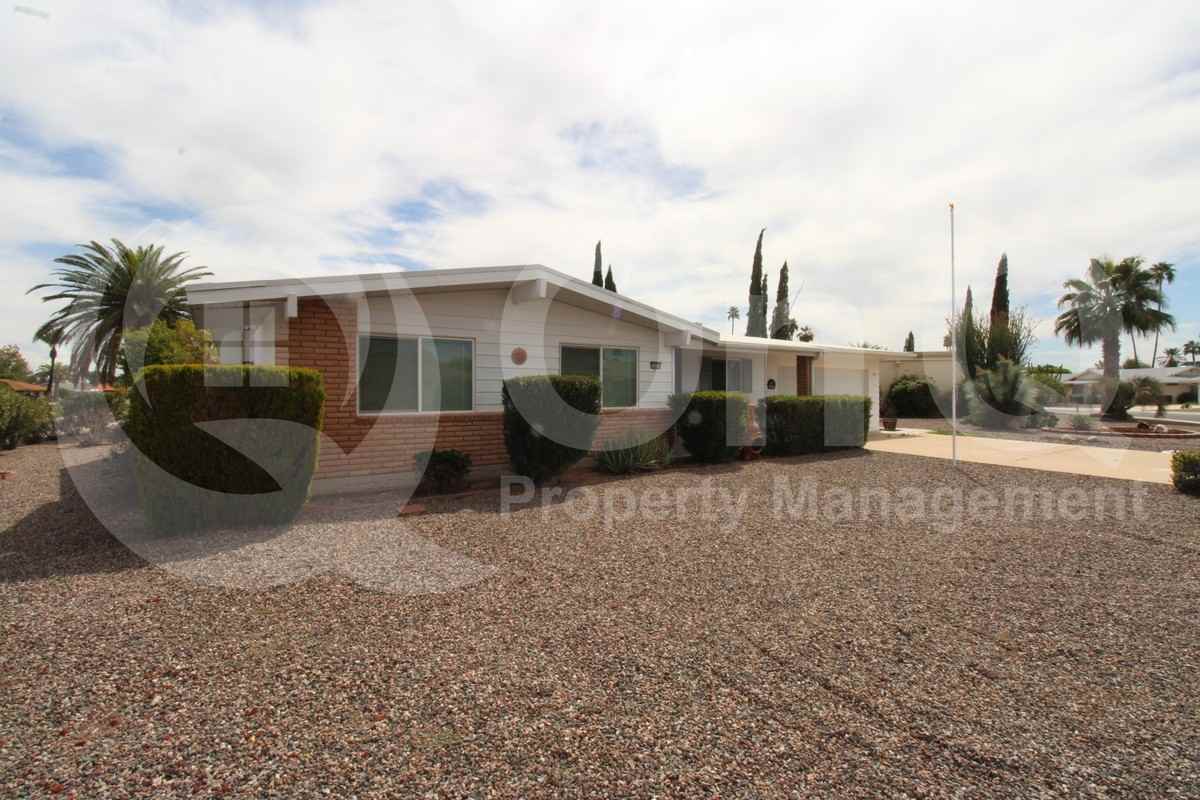 10438 W Rodgers Cir - Photo 3 of 26