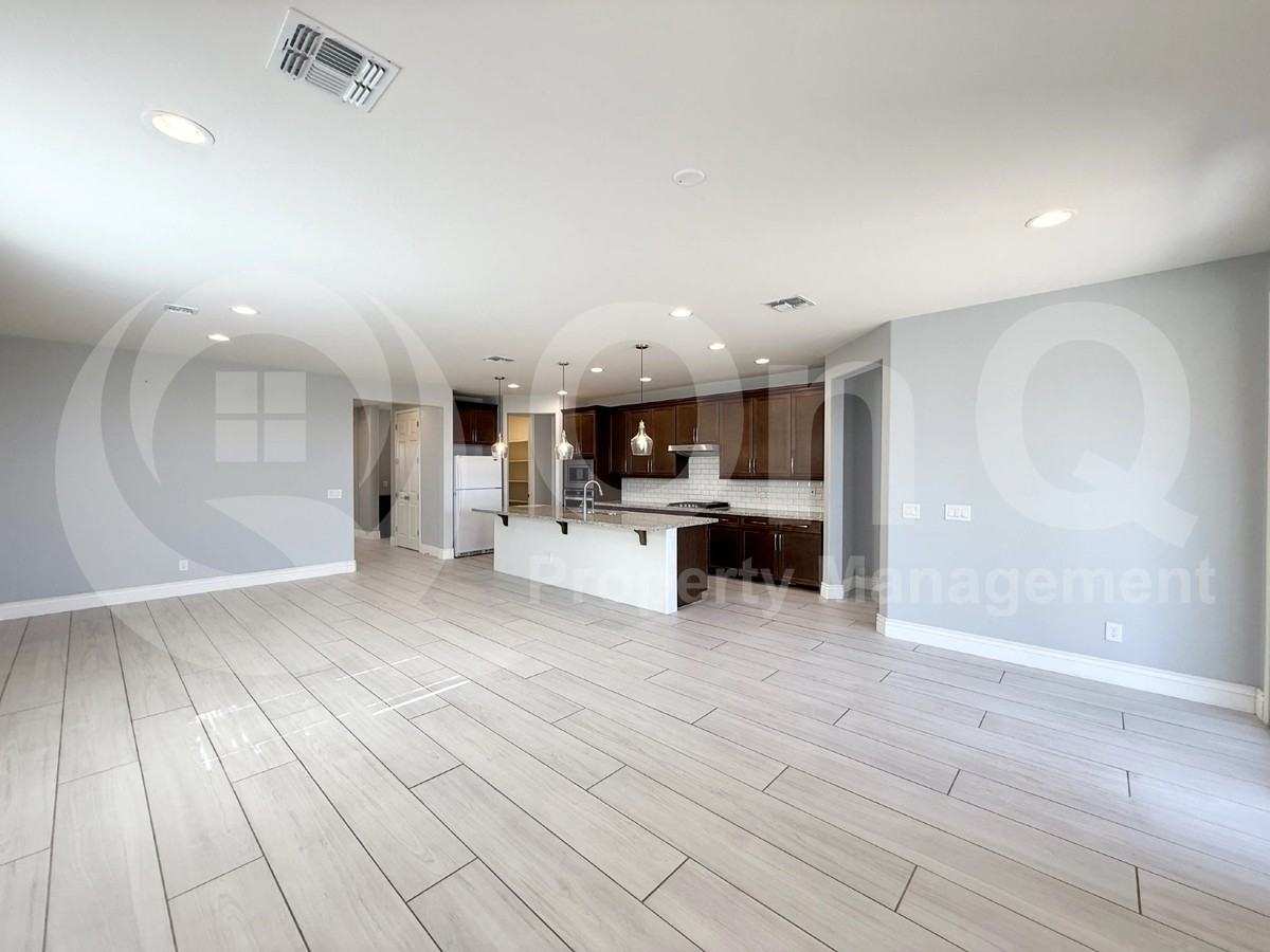 18797 W Becker Ct - Photo 5 of 26