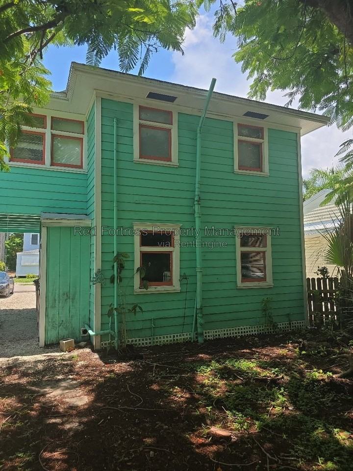 1609 Poinsettia Ave - Photo 2 of 12