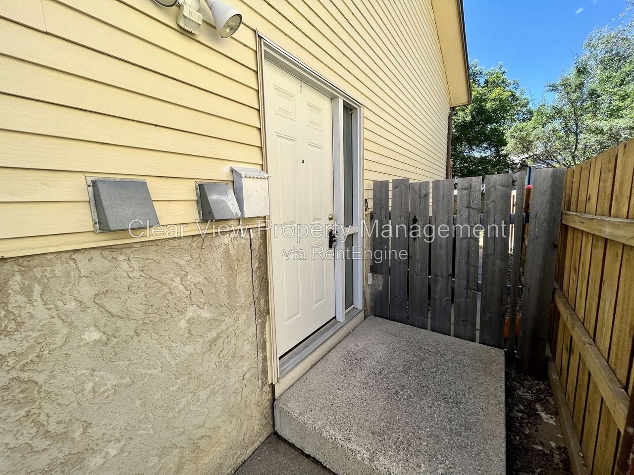 14 Princeton Cres W - Photo 3 of 32
