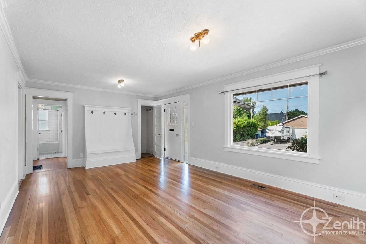 3109 Grant St - Photo 4 of 4