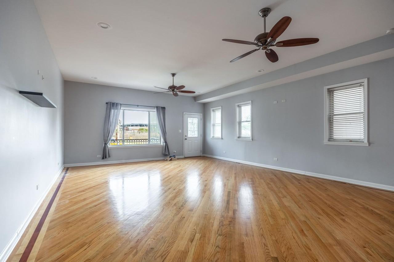 1327 W Walton St #2 - Photo 2 of 36