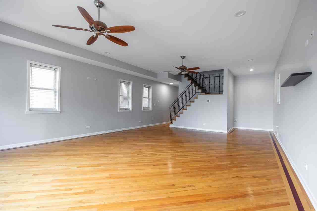1327 W Walton St #2 - Photo 3 of 36