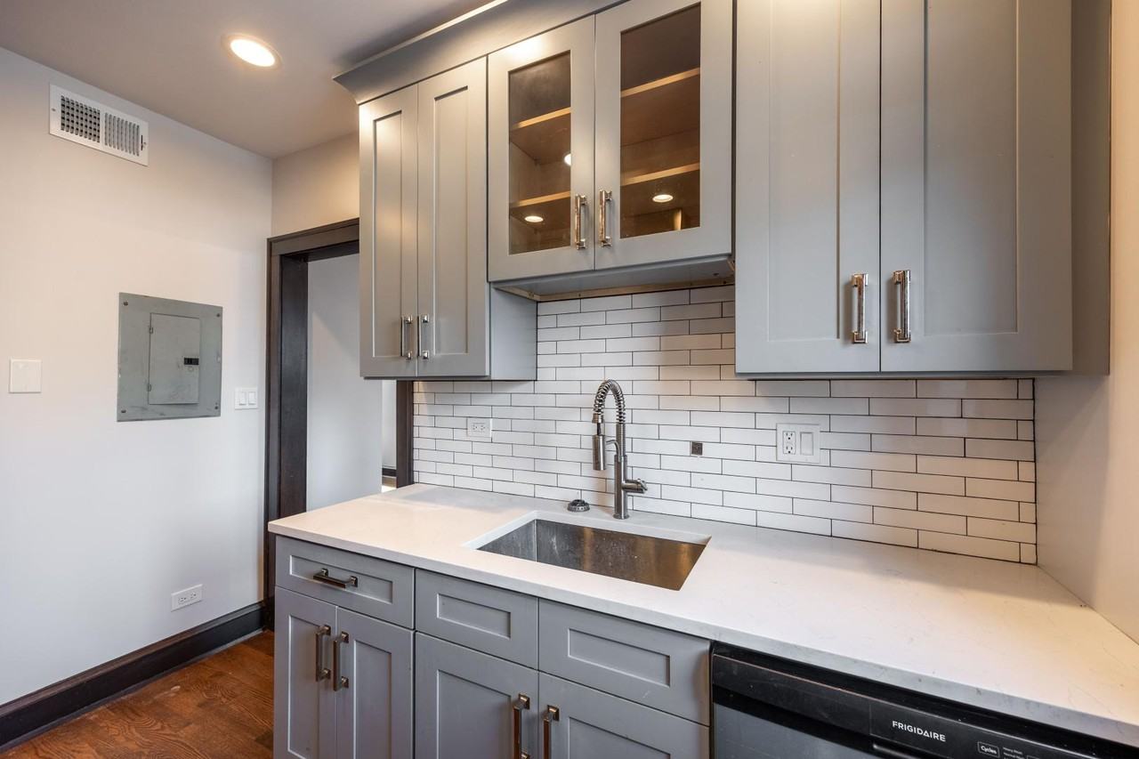 2624 W Devon Ave #301 - Photo 3 of 13
