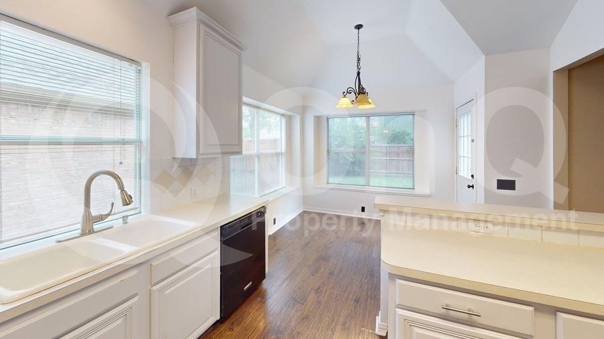 5901 Berkshire Rd - Photo 5 of 24