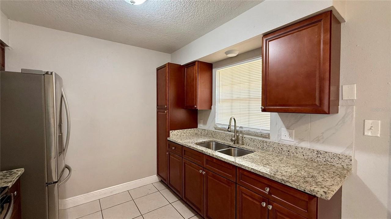 210 N Lone Oak Dr - Photo 4 of 12