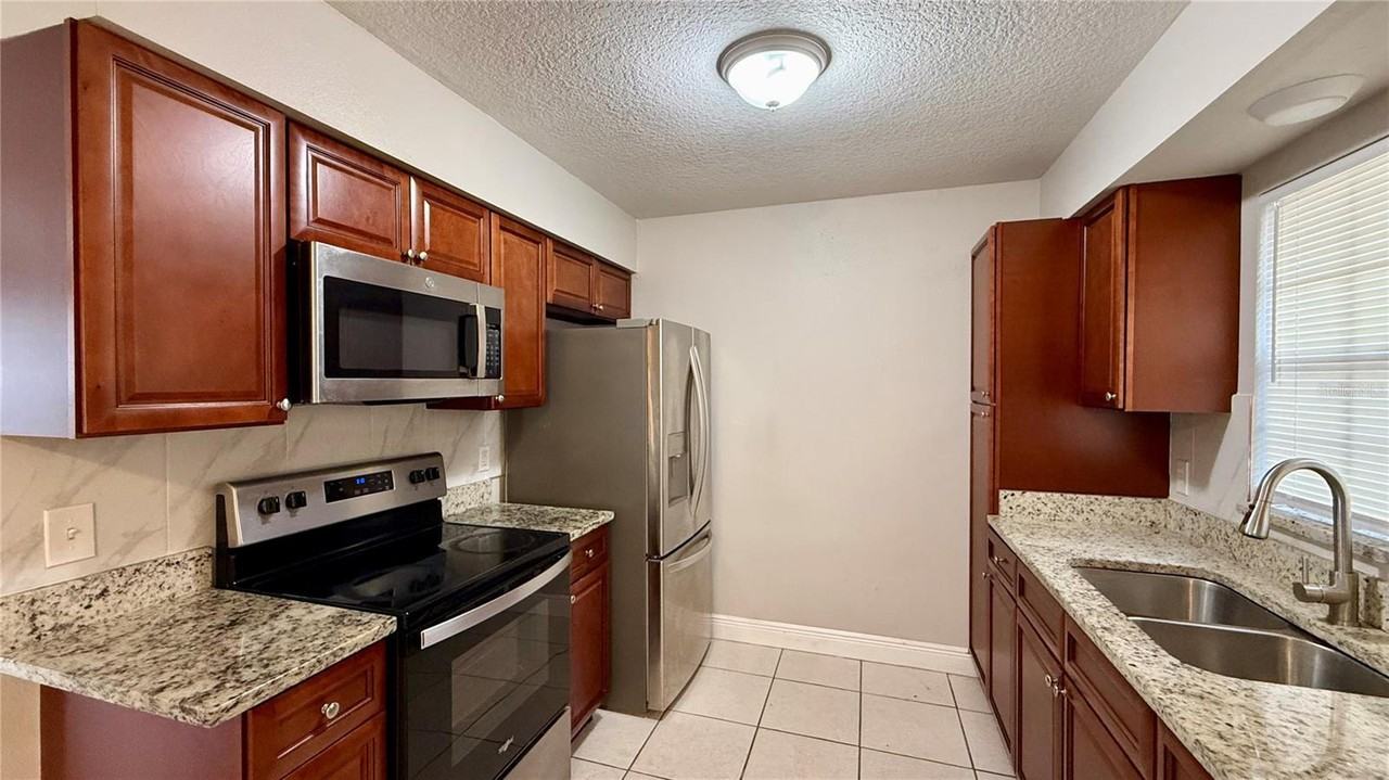 210 N Lone Oak Dr - Photo 5 of 12