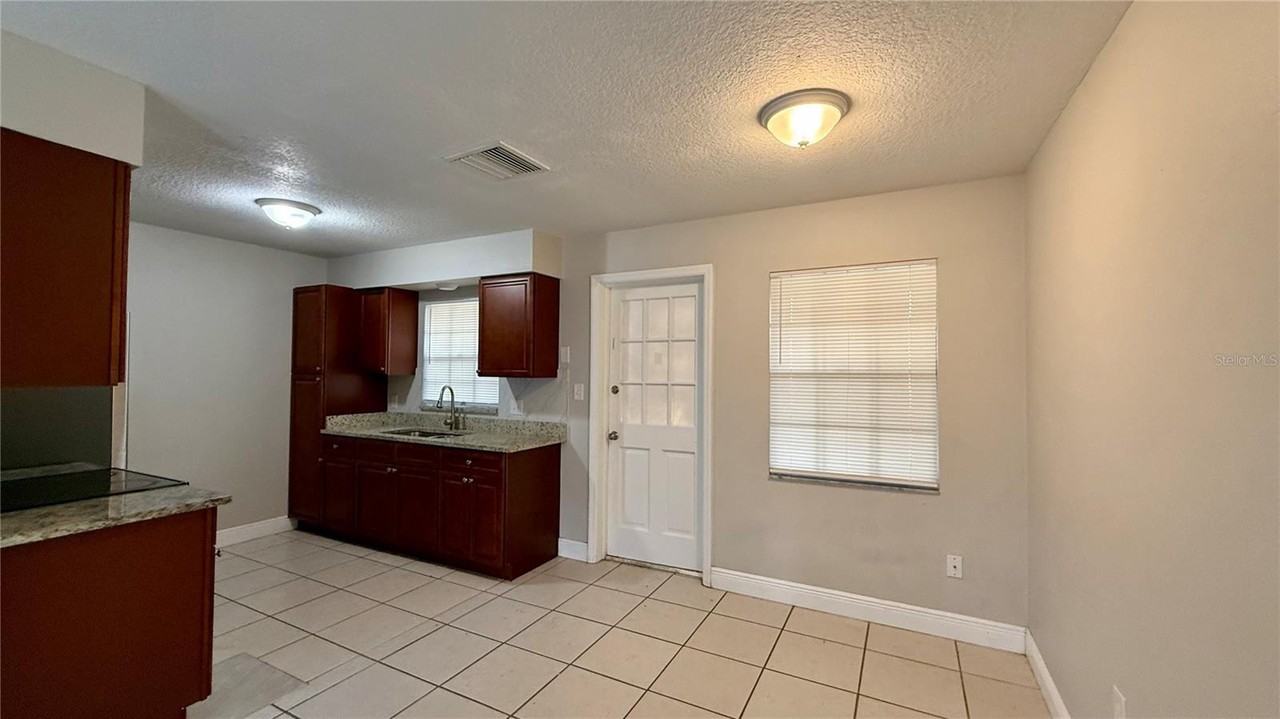 210 N Lone Oak Dr - Photo 6 of 12