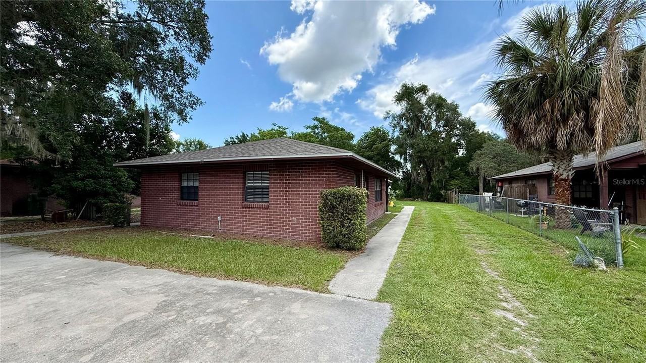 210 N Lone Oak Dr - Photo 2 of 12