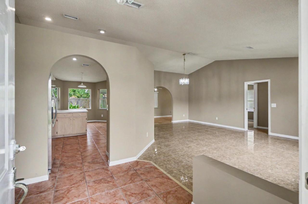 4 Foxhall Ct - Photo 3 of 50