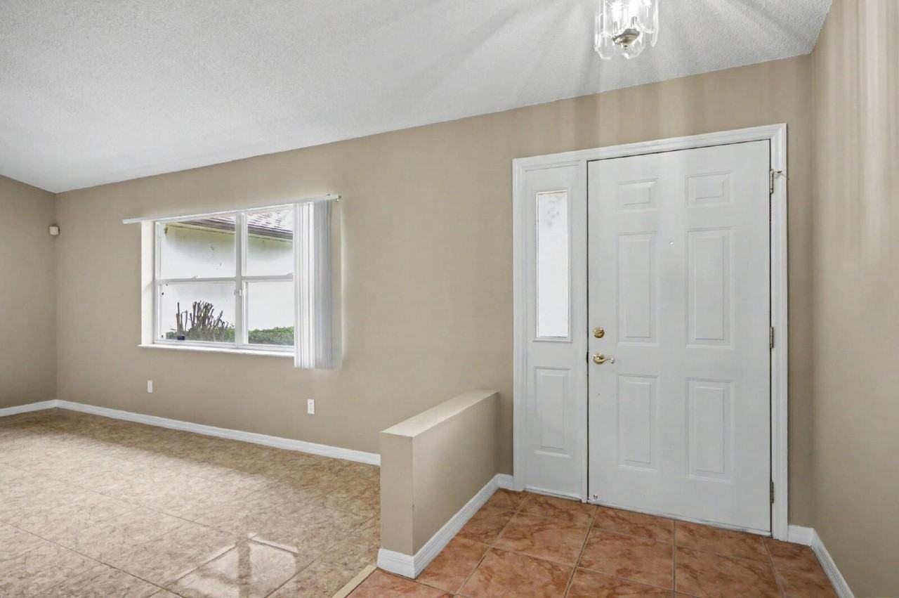 4 Foxhall Ct - Photo 4 of 50
