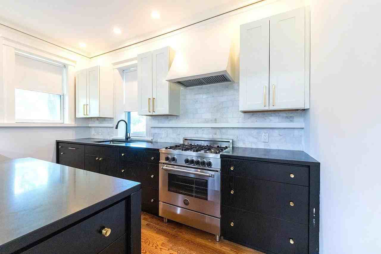 7118 Pershing Ave - Photo 3 of 32