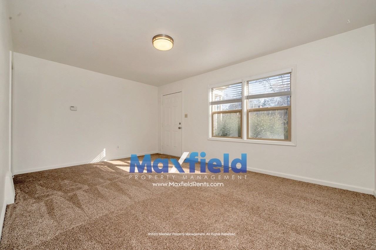 2506 S Douglas St - Photo 3 of 16