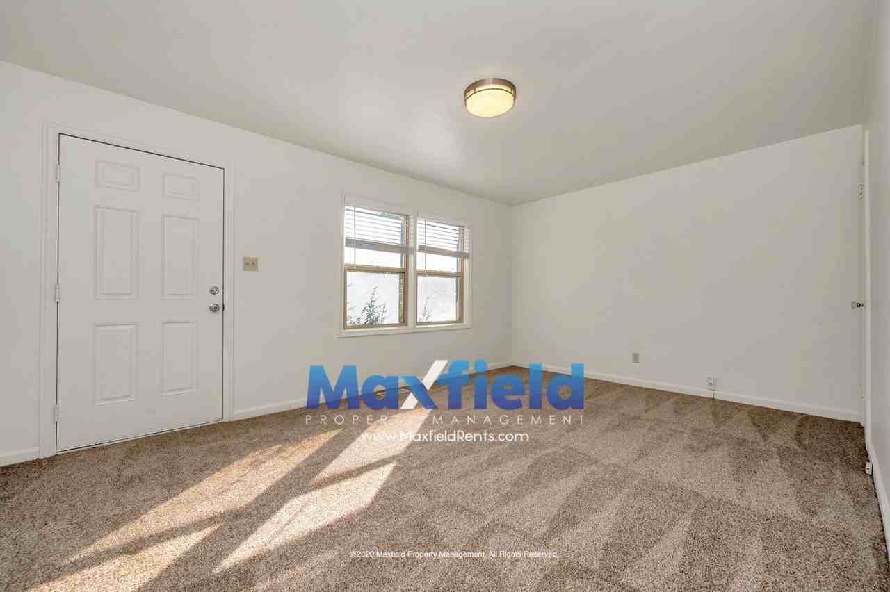2506 S Douglas St - Photo 4 of 16