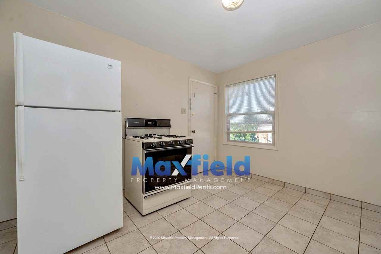 2506 S Douglas St - Photo 5 of 16
