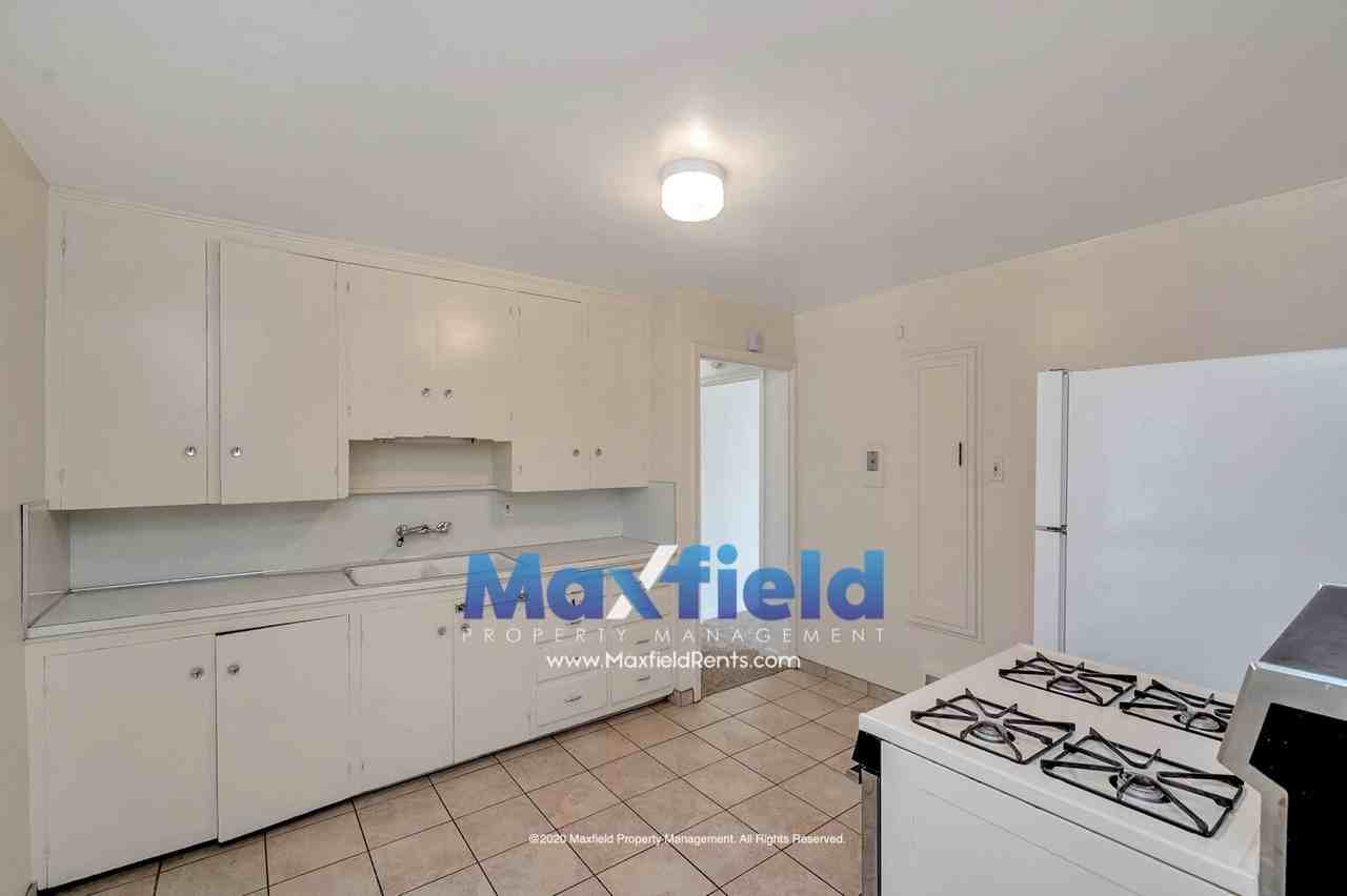 2506 S Douglas St - Photo 6 of 16