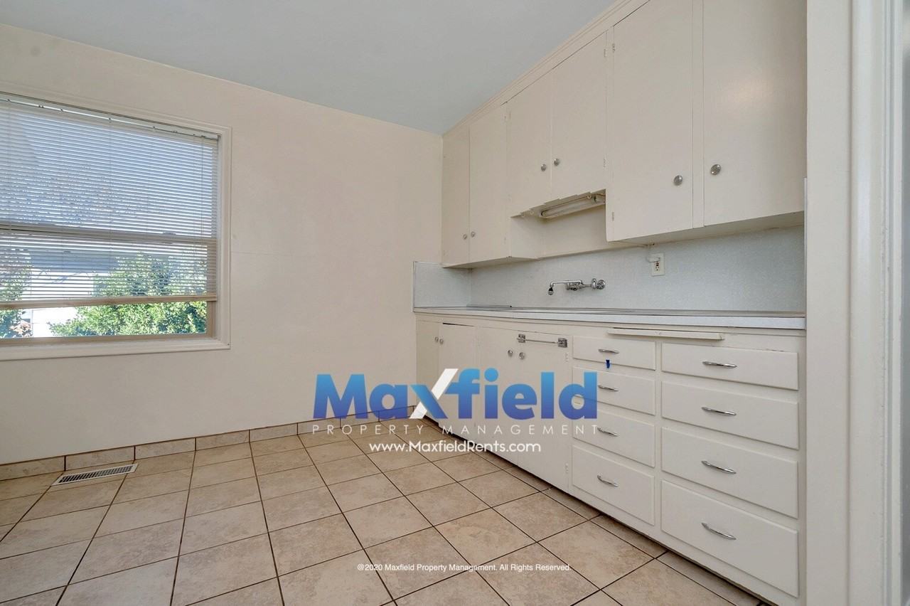 2506 S Douglas St - Photo 7 of 16