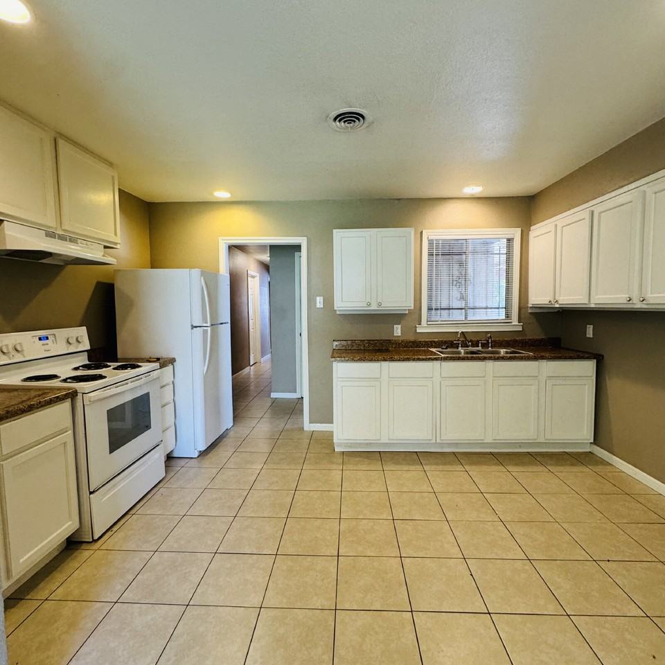 4221 3rd St - Photo 4 of 14