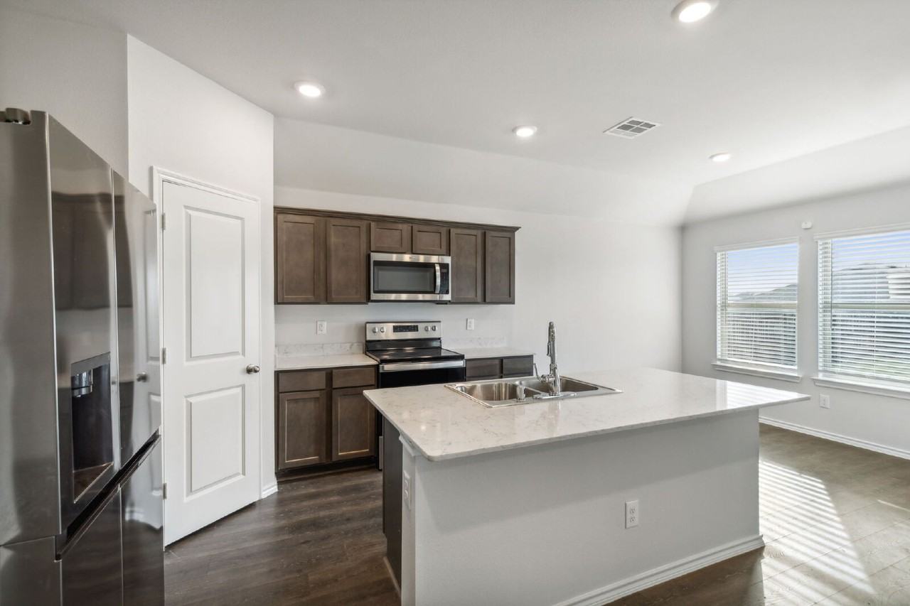 606 Wrangler Dr - Photo 5 of 25